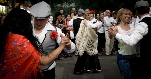 Bailarines de Chotis en la pradera de San Isidro. Madrid.